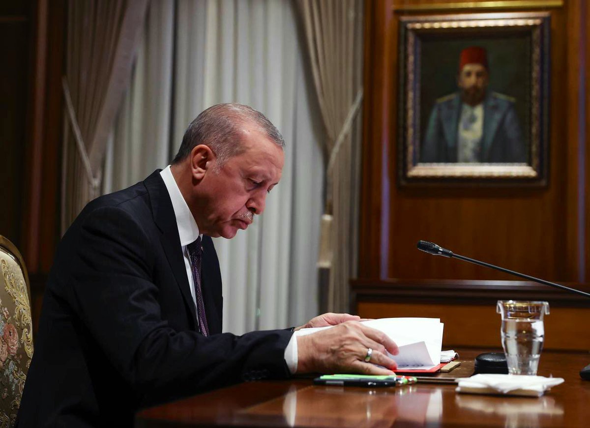 Abdülhamidler ölmez
Sadece şekil değiştirir...
#YineHaklıÇıktı #SeninleyizErdoğan