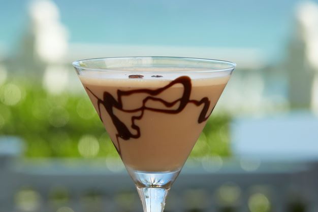 pelican_grand's tweet photo. Sip on some holiday cheer with a backdrop of stunning ocean blues. The 12 Days of Cocktails are available at OCEAN2000 until Christmas Day. A perfect mistle-toast to this festive season.
#pelicangrandbeachresort #ocean2000 #02klounge #holidays #cocktails #noblehousehotels https://t.co/XwjAFBIXDo