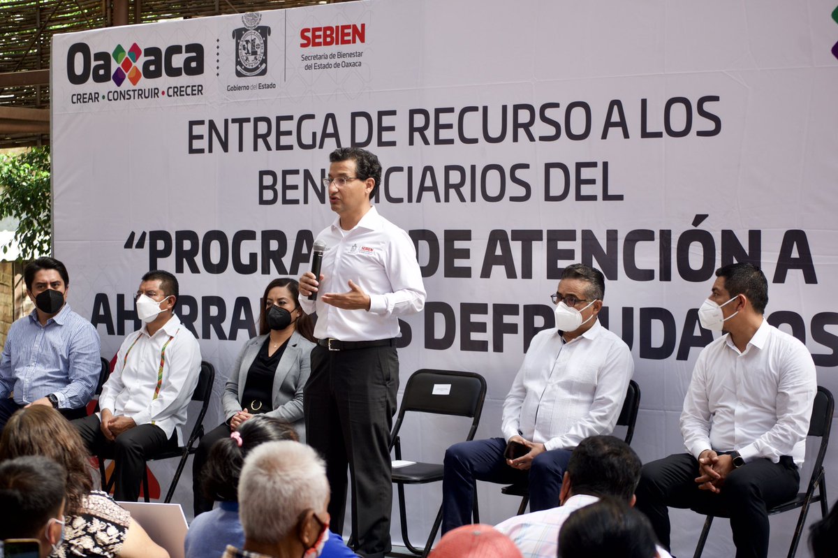 SEBIENTI_GobOax's tweet photo. El Srio. de la @SEBIEN_GobOax @RVasconcelosM reiteró su compromiso con las y los beneficiarios para continuar apoyando mediante el trabajo constante de la #Sebien en la restitución de los recursos que les defraudaron. https://t.co/I1qLrzhJmT