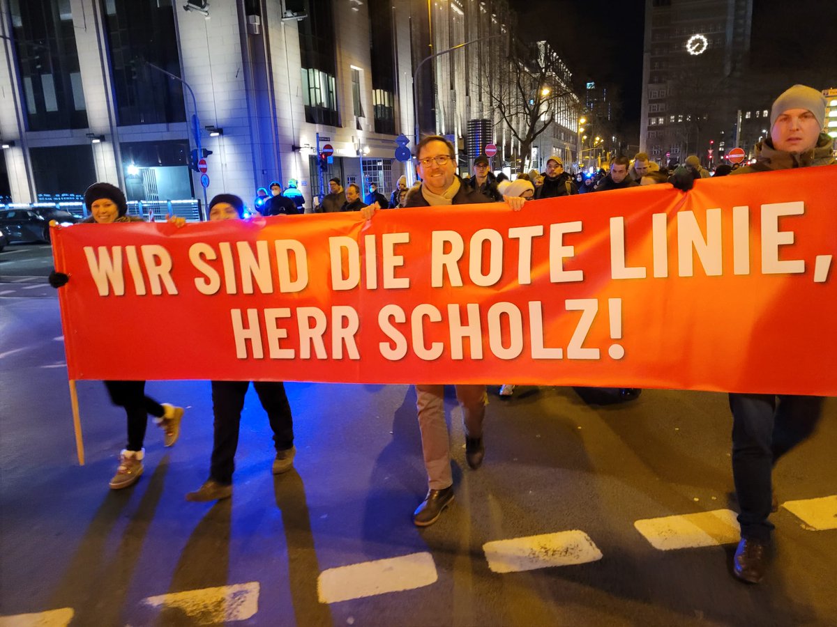 ElmarSalinger's tweet photo. #dus2012 #montagsdemo #WirsinddieroteLinie #Düsseldorf ist wieder auf der Straße! #gesundohnezwang #keineimpfpflicht #wegmit2g Schluss mit den #Zwangsmassnahmen https://t.co/gInpb0T6rI