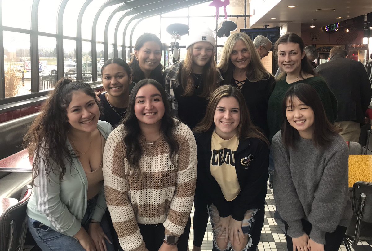 HEHSFlags's tweet photo. Wonderful to catch up with several 19-20-21 alumnae who are now doing amazing things at U of I, St Louis U, Iowa State, Harper, ISU, Purdue, NIU, and Loyola. Forever grateful for their hard work, accomplishments, and fellowship as Skyhawks!💙🧡 #hawkpride #hoffmanhawks https://t.co/hdtdS4ZuLh