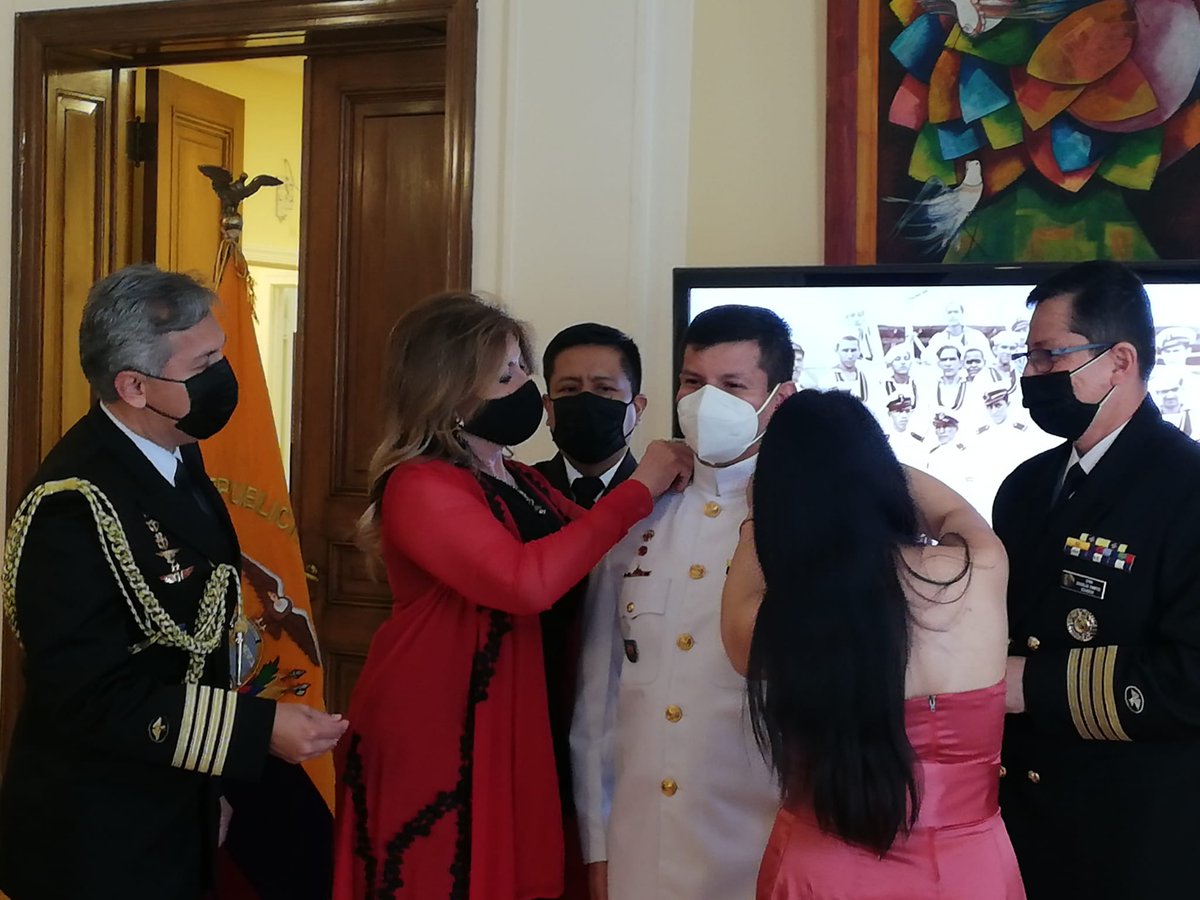 EmbajadaEcuUSA's tweet photo. La Embajadora @ivonnebaki  participó en la ceremonia de cambio de Palas con motivo del ascenso del Capitán de Fragata de Estado Mayor José Luis Peñafiel Caicedo
@armada_ecuador https://t.co/xTObaCr39P