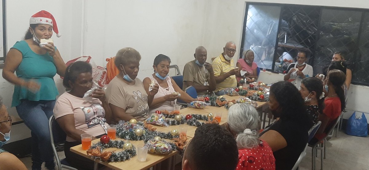 PdeTonchigue's tweet photo. La unión hace la fuerza 
MIES- FUNDACIÓN WILSON BECERRA
MIES-FUNDACIÓN ALCANZANDO LAS NACIONES
INFOCENTRO TONCHIGUE 
Gadp Tonchigüe 
Fundación Alcanzando las Naciones.  

Manualidades navideñas Adultos 🎅🤶
@Telecom_Ec 
@vmaino 
@LassoGuillermo 
@GEsmeraldas_KG https://t.co/R1FEXDtC0p