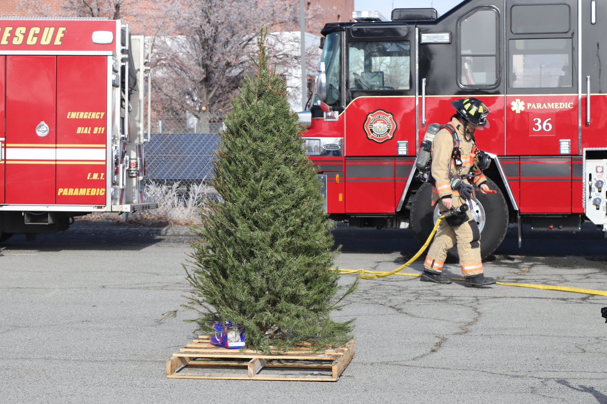 TMFPD's tweet photo. Today, #TMFR along with @RenoFireDept @SparksFireDept Fire Marshals demonstrated the dangers of a dry 🎄. Be sure to add water daily and ensure tree is at least 3 ft from any candles or heat vents. Dispose of your dry tree immediately #FirePrevention #FireSafeHoliday https://t.co/RuahrVy91n