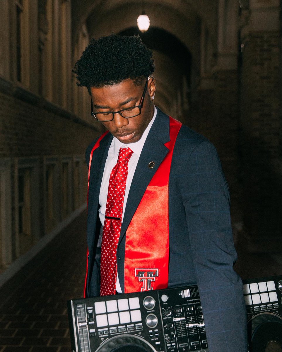 ThankYouOhSo's tweet photo. Here’s a toast to good health, wealth, and prosperity 🍾 

God, thank You for all the blessings throughout college and the new ones that are on the way 🙏🏾

Texas Tech University 
B.B.A. in Information Technology 🎓 https://t.co/OV8cbJPz6j
