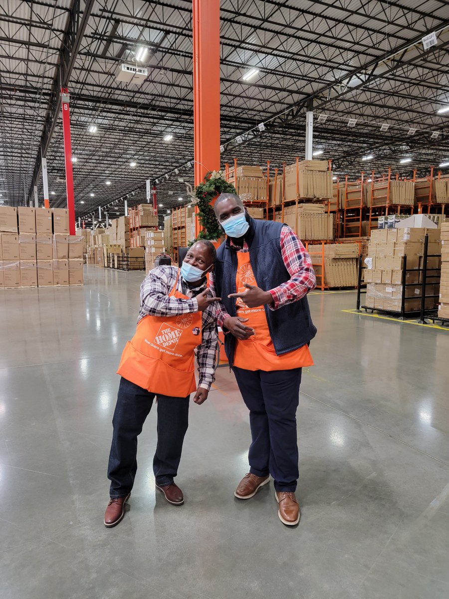 It’s #PlaidDay at <a href="/TheGroveDFC/">The Grove</a> Spirit Week Happy Holidays 🌲 🎁 🔨 🧡#6777 #6705