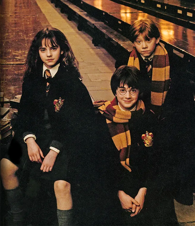 Hogwartssite's tweet photo. 21 años de diferencia, pero el mismo sentimiento al ver a nuestro trío de oro. https://t.co/WvaGJ8Nwcj