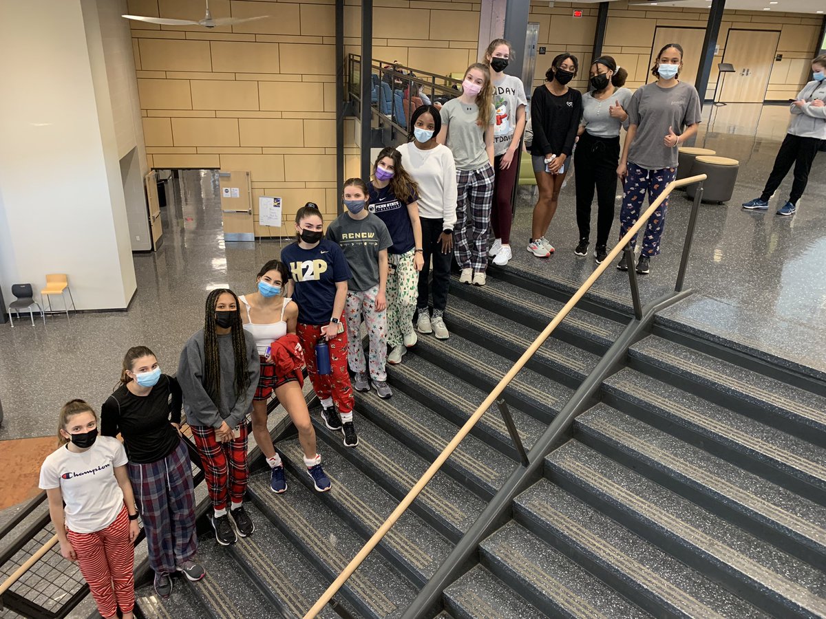 GursSCtrack's tweet photo. Trying to capture a little holiday spirit . . . Happy Pajama Day from #SCTF!!! 🌟🎄🎁 https://t.co/PqfxjMOYIy
