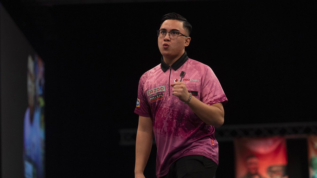 dartn_de's tweet image. Eine starke Leistung liefert @rodriguez_rusty gegen #BenRobb ab. Der Österreicher gewinnt mit 3:1 und steht damit erstmals in der zweiten Runde bei der #DartsWM. Rodriguez warf sechs 180er und auch sein 93er-Average kann sich mehr als sehen lassen.
