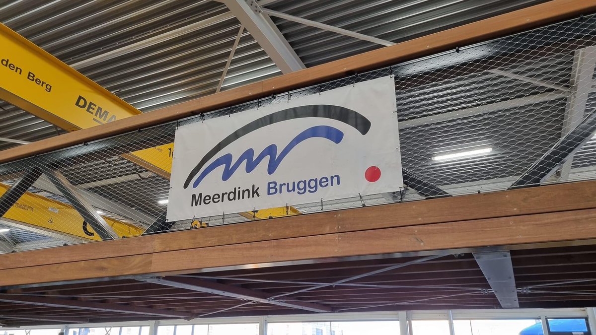 Weer mooie brug op weg naar zijn locatie. Vakwerk van <a href="/meerdinkbruggen/">Meerdink Bruggen</a> Architectonisch ontwerp Arc2 architecten  Bijzondere locatie : bruggenarchitectuur.nl/projecten/fiet…