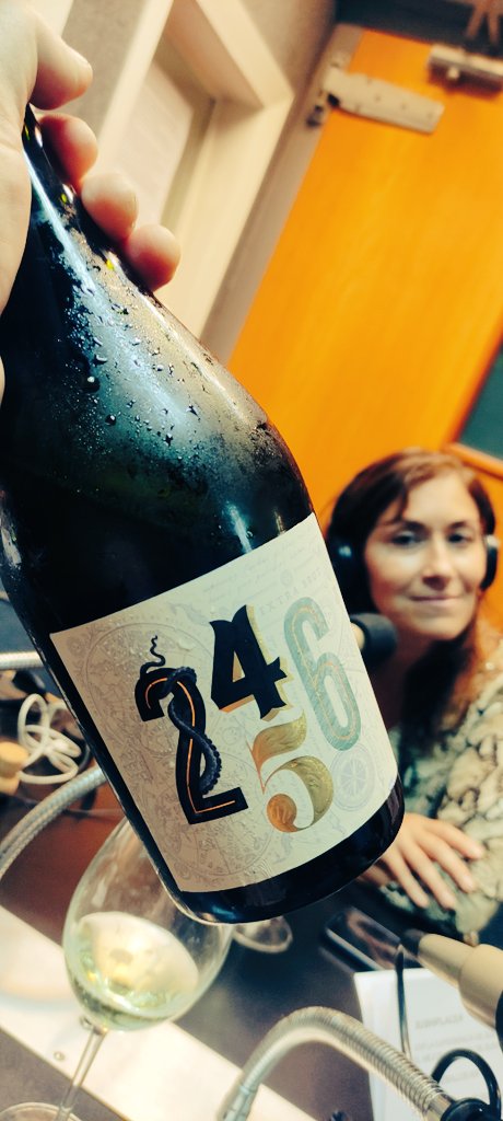.@LaBlueWine presentando 2456 espumante de Semillón con <a href="/alekorol1/">Alejandro Korol</a>
