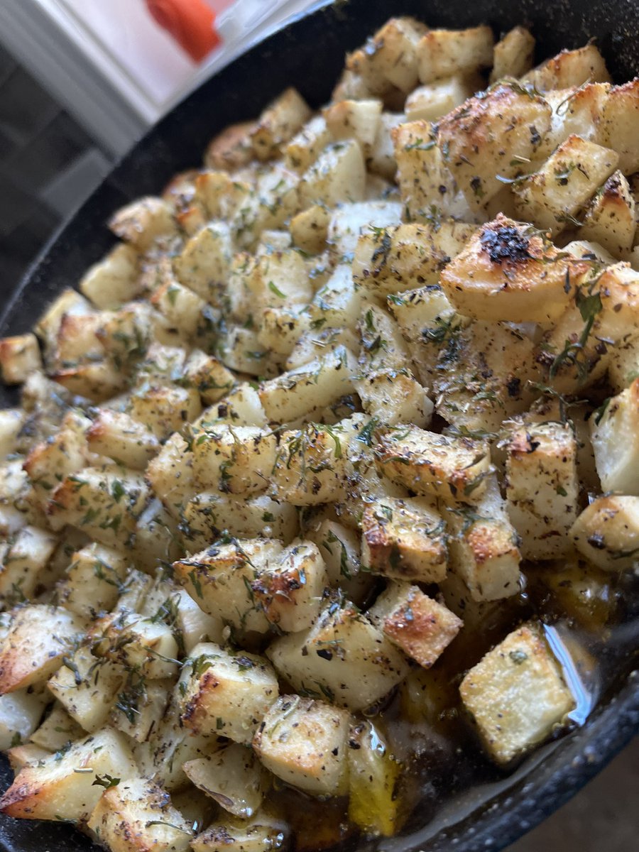 Yvonneskitchen1's tweet photo. Potahoes 👨🏽‍🍳🔥

#ChefHood
#SirKitchen
#YvonnesKitchen
#SirSays
#PlentyWiks https://t.co/uBaBmZ4u1N