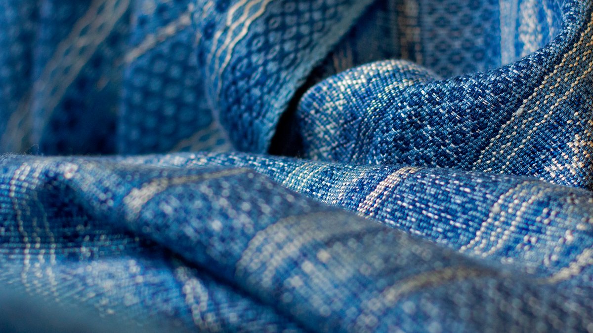 Este rebozo de #remigiomestas está tejido en telar de cintura con la técnica de labrado de urdimbre e inspirado en el enredo de Adviento perteneciente a San Pablo Villa de Mitla.⁣
⁣
📸<a href="/victorfotomx/">Víctor R. López</a>⁣