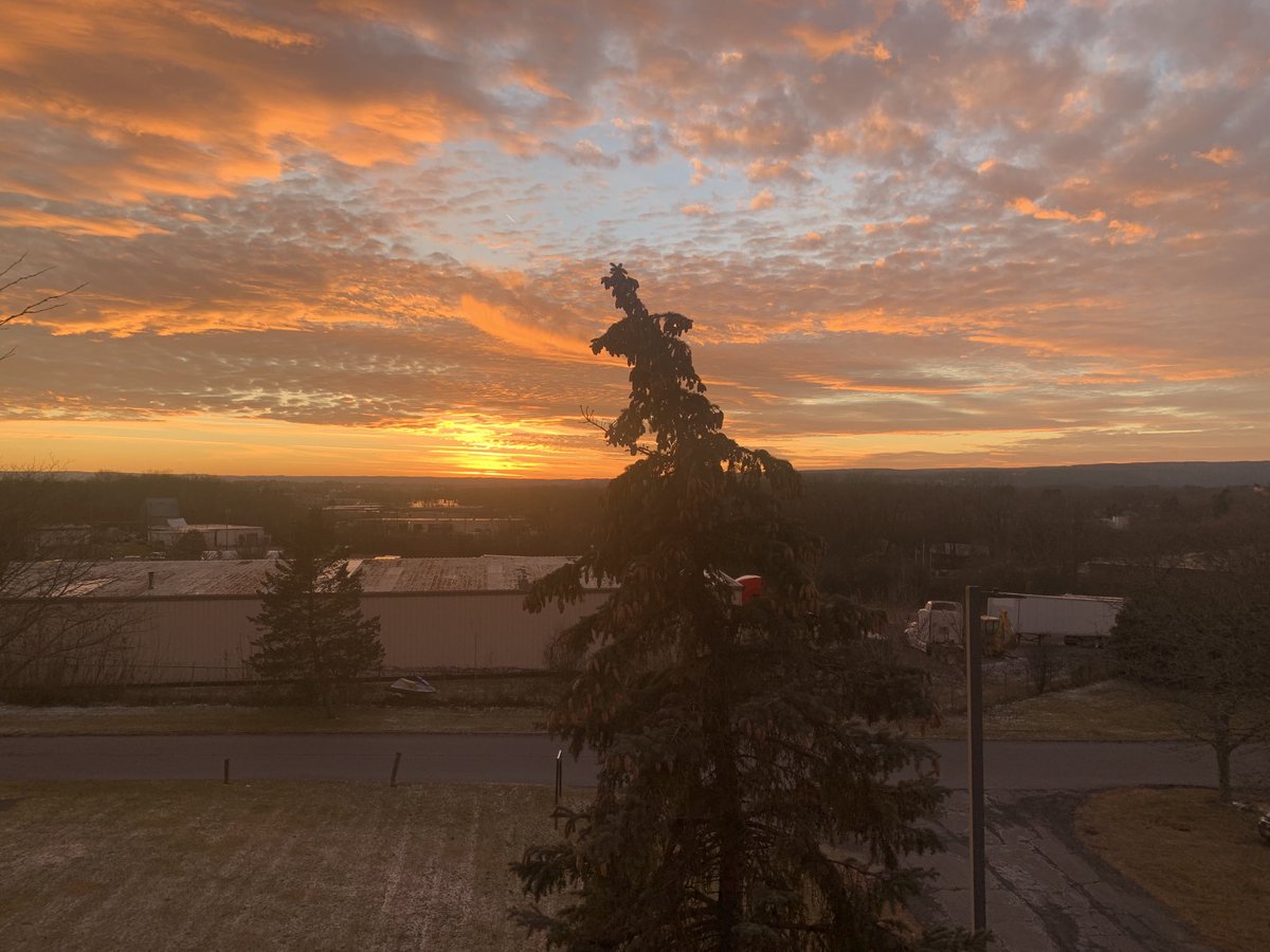 ReedGazette's tweet photo. No heat @dgazette⁩ today but at least the sunset is warming us up a bit.
#LastDayOfFall https://t.co/TpZl7DPGtU