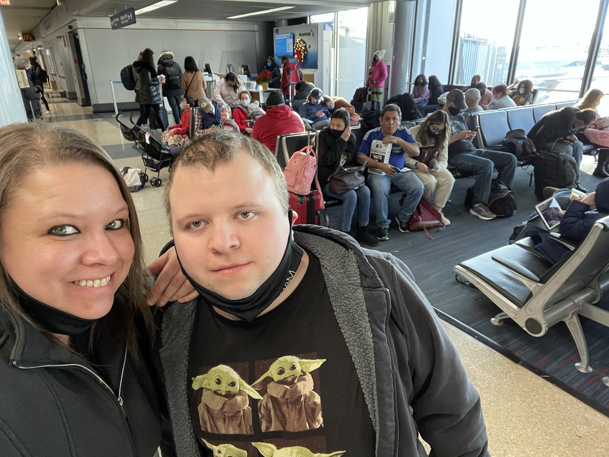 vmendoza06's tweet photo. And we are off!! Going to see my daughter for the holidays. See you soon baby girl!!!! 😃❤️🎄 https://t.co/YTrszKl1Zg