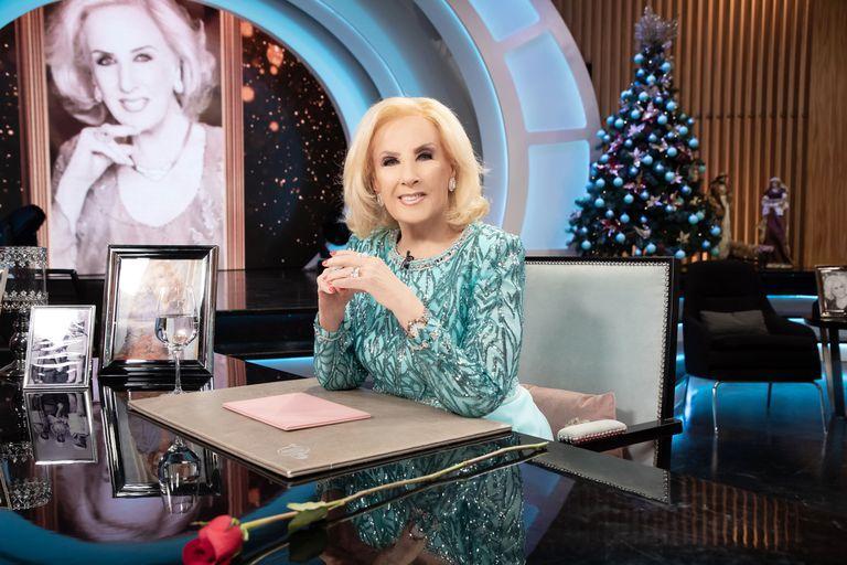 LANACION's tweet photo. Mirtha Legrand sufrió un percance de vestuario detrás de escena en su regreso a la TV: “Se armó un bolonqui” https://t.co/vmSONyZIfp https://t.co/QDPM5FAgTa