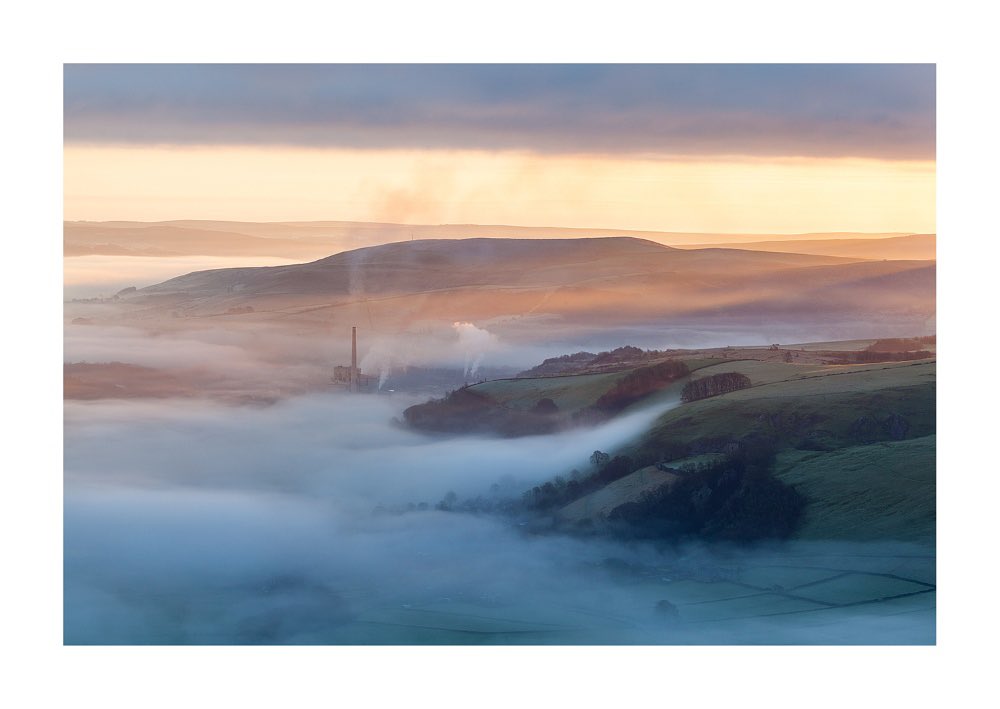 MartinLevers's tweet photo. That Friday feeling up on Mam Tor in the Peak District, and a lovely inversion in Hope Valley. https://t.co/wNPXS1iJoS
