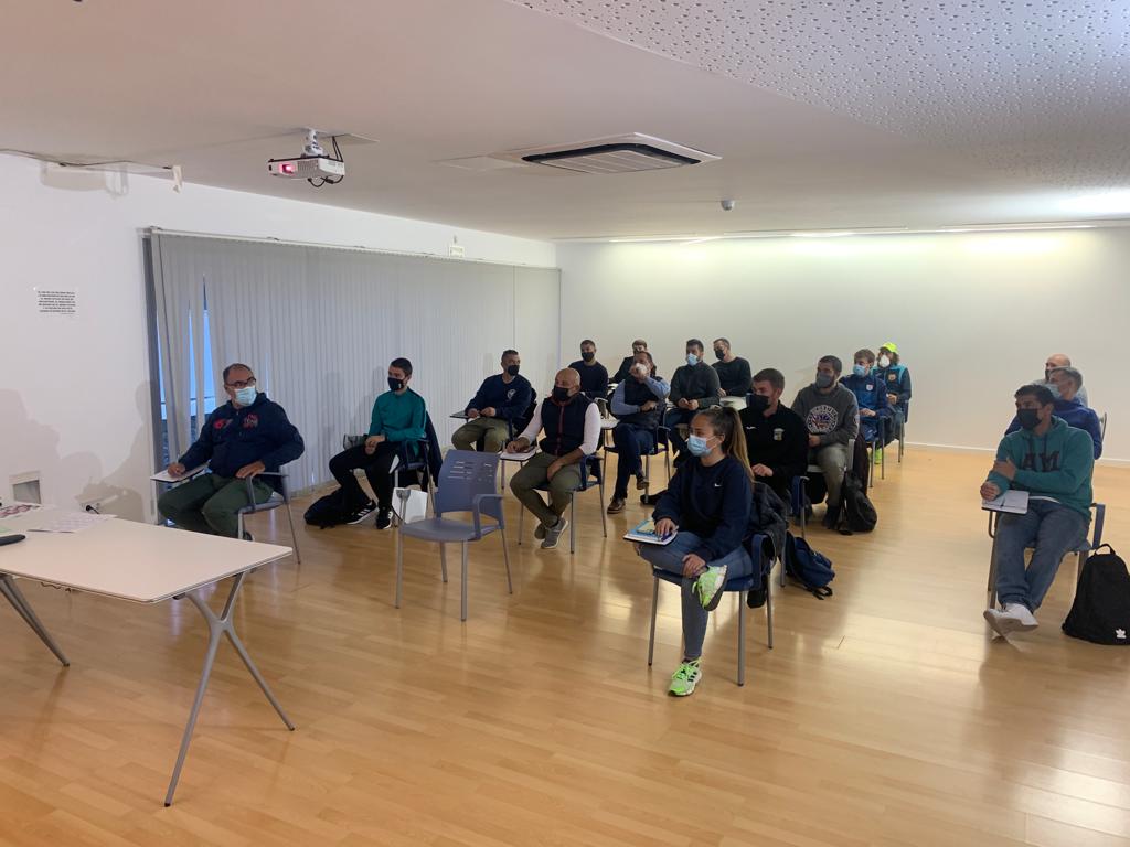cedifa's tweet photo. ⚽️El director de Cádiz  Don @hugoalbertovaca  y el profe Keko Rosano inauguran el curso de Entrenador UEFA B 
💚Gracias al Ayuntamiento de El Puerto de Santa María por su magnífica colaboración
🙋🏻‍♀️🙋🏻‍♂️Grupo de alumnos con mucha ilusión que comienza una aventura futbolística ⚽️💚✅ https://t.co/j7d7IqohuM