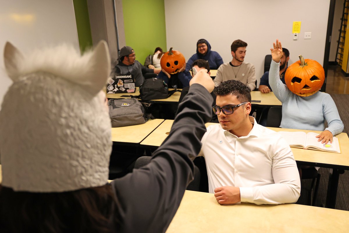 Neumontu's tweet photo. Deck the halls with all things fall-y 🎶. It's officially the last day of fall and we're grateful for another exciting Fall Quarter at Neumont College.
#lastdayoffall #winteriscoming #pumpkinspice #neumont #nccs https://t.co/gVMjz0jHrE