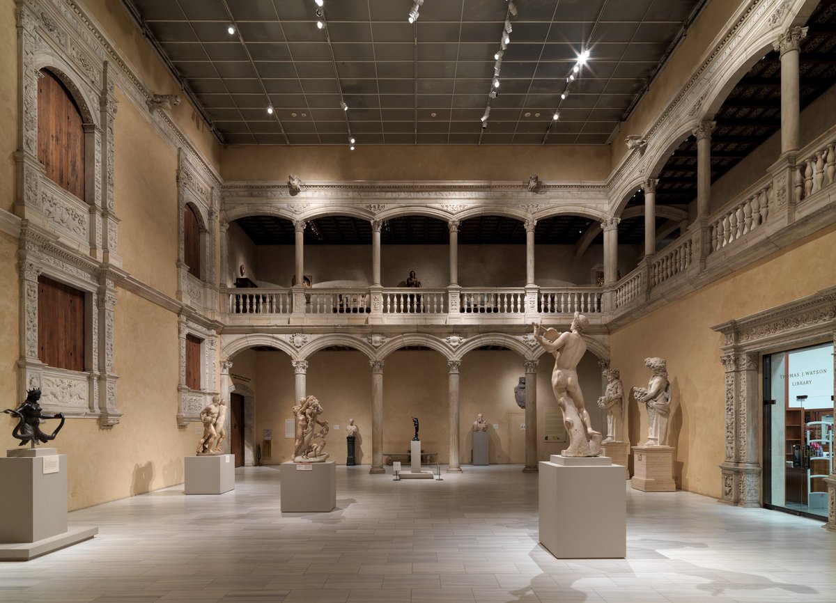 VanesaRegaladoV's tweet photo. Lo que veis en 📸 es el patio del castillo de Vélez Blanco (Almería).

El patio ni está en el castillo de Vélez Blanco, ni está en Almería. 

Lo podéis encontrar en el MET de NY.

Realizado entre 1506-1515, fue construido en mármol y es una joya arquitectónica de inicios del XVI. https://t.co/DAYe24hqJ2