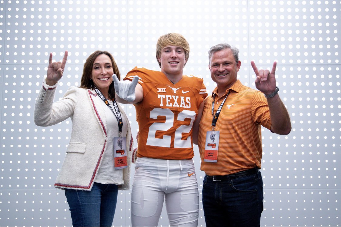 ColinPage22's tweet photo. Had a great visit to the University of Texas! Thank you @CoachSark @coachchoice @BillyGlasscock4 @jmjonesUT @TexasFootball #ThisIsTexas #HookEm https://t.co/2xUDhTF1LE