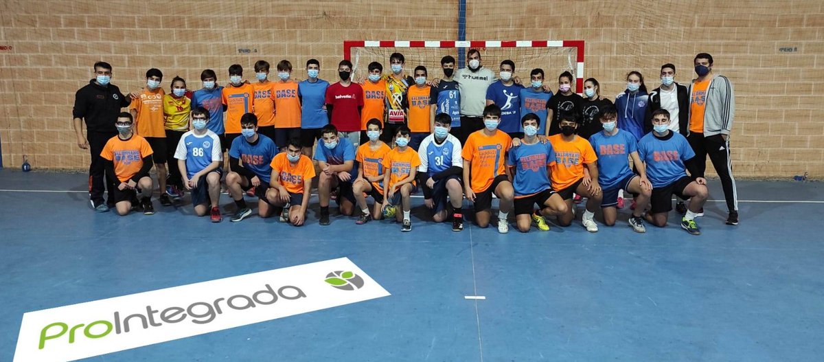bm_prointegrada's tweet photo. Hoy ha sido un día muy especial. Nuestro DD @juan_andreu85 ha impartido una clase magistral de juego del pivote. Niños y niñas apasionados de nuestro deporte lo han podido disfrutar. Gracias por asistir y vuestras ganas de aprender. Gracias a @prointurf y a @bmbasesevilla https://t.co/HCDTVGB9pi