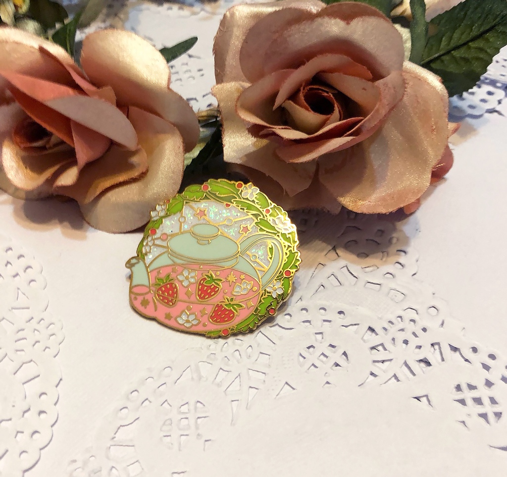 BaeBoba1's tweet photo. Christmas is approaching, hope everyone is smoothing going through their gift lists!

#strawberry #fruittea #enamelpin #pin #pins #strawberries #teapot #berries #flowers #glitter #accessory #hardenamelpin #foodart #cuteart https://t.co/RWKXK9sNU0