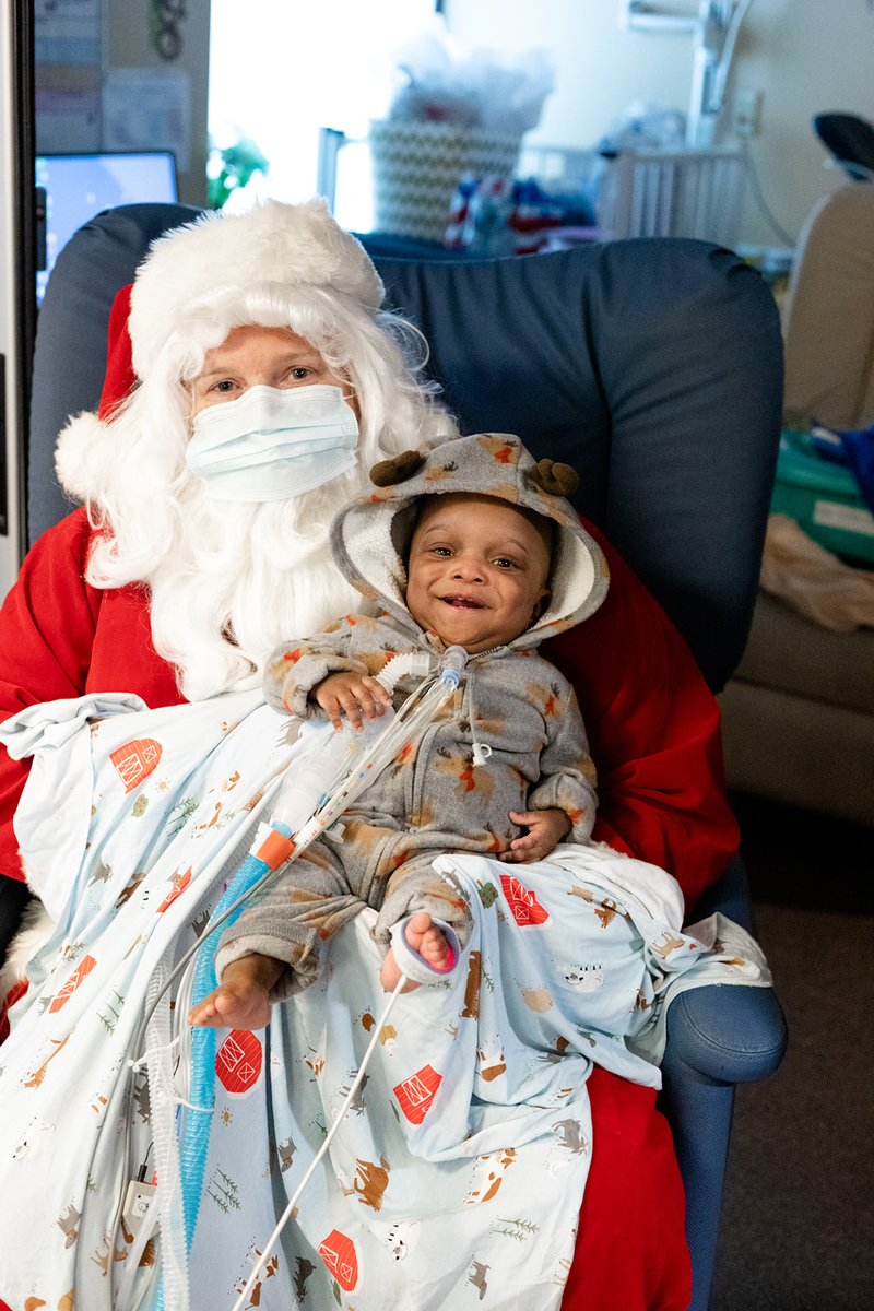 PeytonChildrens's tweet photo. For the second year in a row, neonatologist Dr. Jonathan Buechler dressed up as Santa for photos with our tiniest patients in the NICU. Events like these help normalize the hospital environment and give families something to look forward to this holiday season. https://t.co/ZuFUdfQoi0