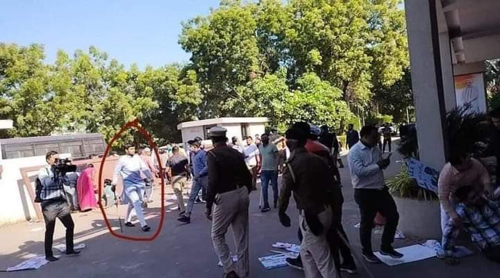 PareshC82442379's tweet photo. #ISupportPrashantKorat                  यह कार��यालय नहीं यहां हमारा मंदिर है अगर आंदोलन के नाम पर नशा करके बहन बेटियों को छेड़ने आओगेतो इससे भी बुरा हाल होगा...
Well Done @DrPrashantkorat bhai
#આપિયા_ના_પાપીયા https://t.co/7k9H3grPhI