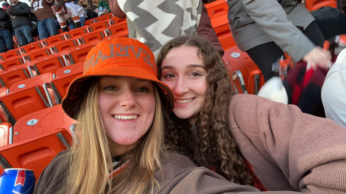 grace_craver's tweet photo. first browns game!!! #LVvsCLE #Cleveland #CLE https://t.co/i9XiHWxtao