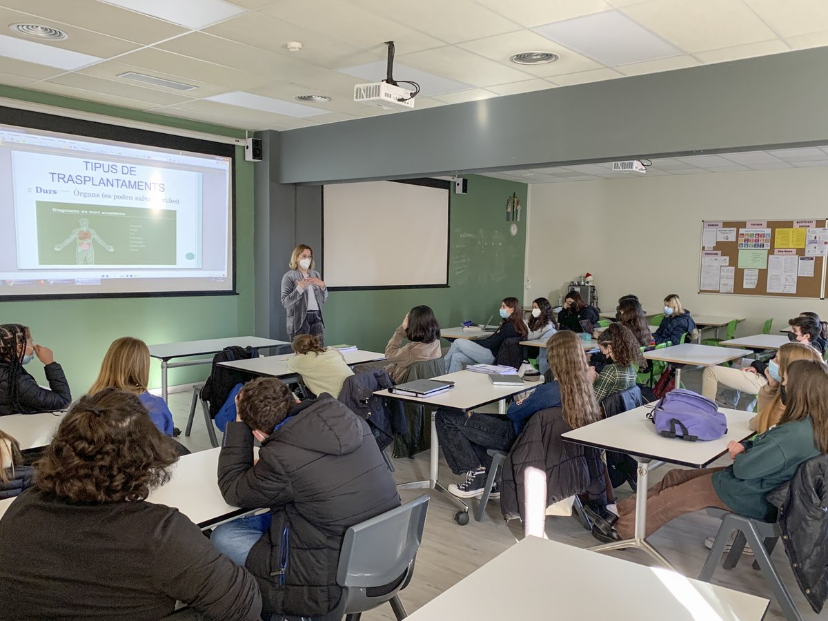 salesianssarria's tweet photo. Col.laboradors @Associacio_Aire han realitzat aquest matí un taller sobre trasplantaments a 1r #BatxilleratInternacional. Els ponents, persones trasplantades i voluntaris, han explicat les seves experiències, resolent dubtes a nivell mèdic i reflexionant sobre solidaritat https://t.co/MGDBJl8r8O