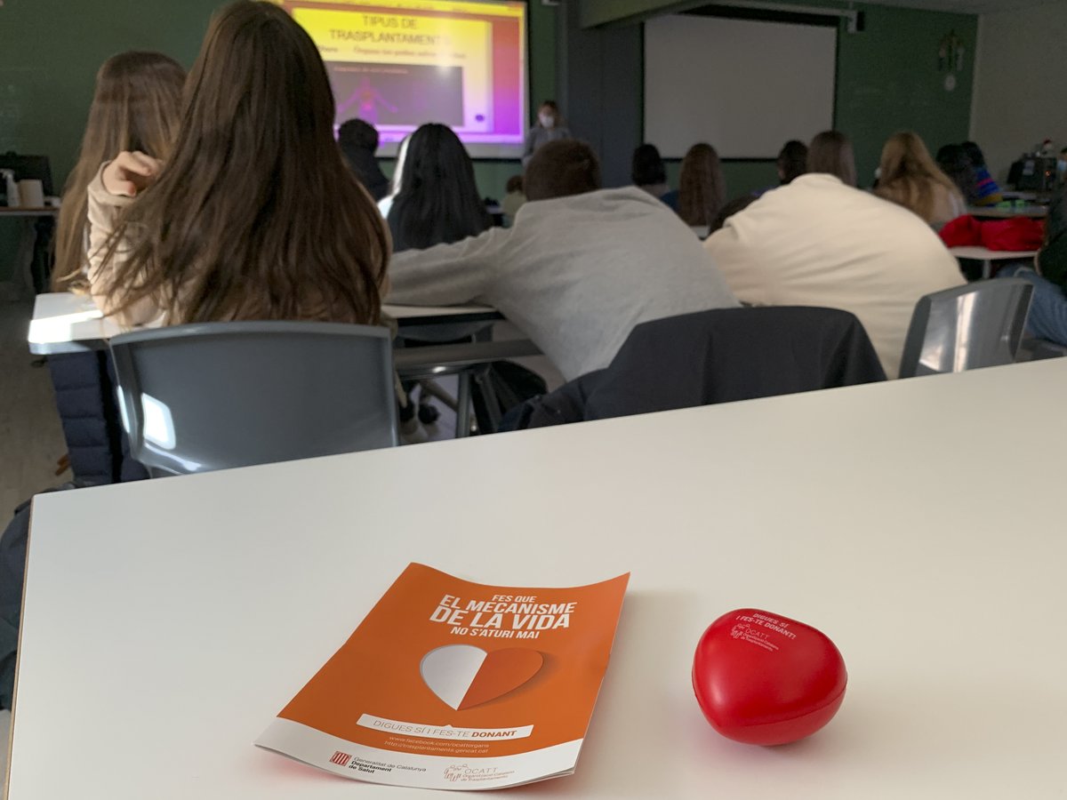 salesianssarria's tweet photo. Col.laboradors @Associacio_Aire han realitzat aquest matí un taller sobre trasplantaments a 1r #BatxilleratInternacional. Els ponents, persones trasplantades i voluntaris, han explicat les seves experiències, resolent dubtes a nivell mèdic i reflexionant sobre solidaritat https://t.co/MGDBJl8r8O