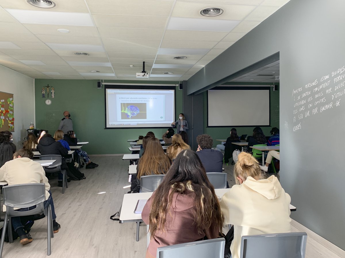 salesianssarria's tweet photo. Col.laboradors @Associacio_Aire han realitzat aquest matí un taller sobre trasplantaments a 1r #BatxilleratInternacional. Els ponents, persones trasplantades i voluntaris, han explicat les seves experiències, resolent dubtes a nivell mèdic i reflexionant sobre solidaritat https://t.co/MGDBJl8r8O