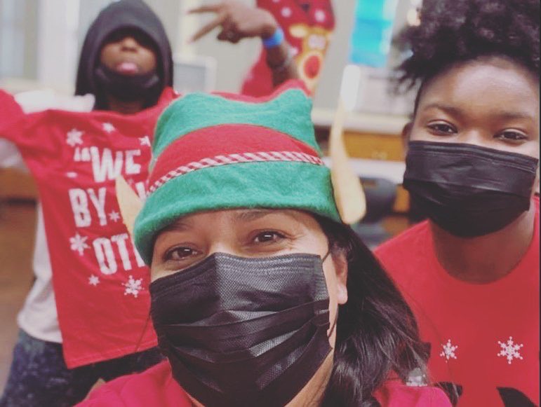 Christmas came early for one of our middle school families.   ⁣
A huge thank you to the Harvard-Westlake Athletics Girls Varsity Basketball Team, led by Coach Melissa Hearhily for bringing great holiday  cheer to the Lucas family, which consists of 8 siblings raised by Grandma.