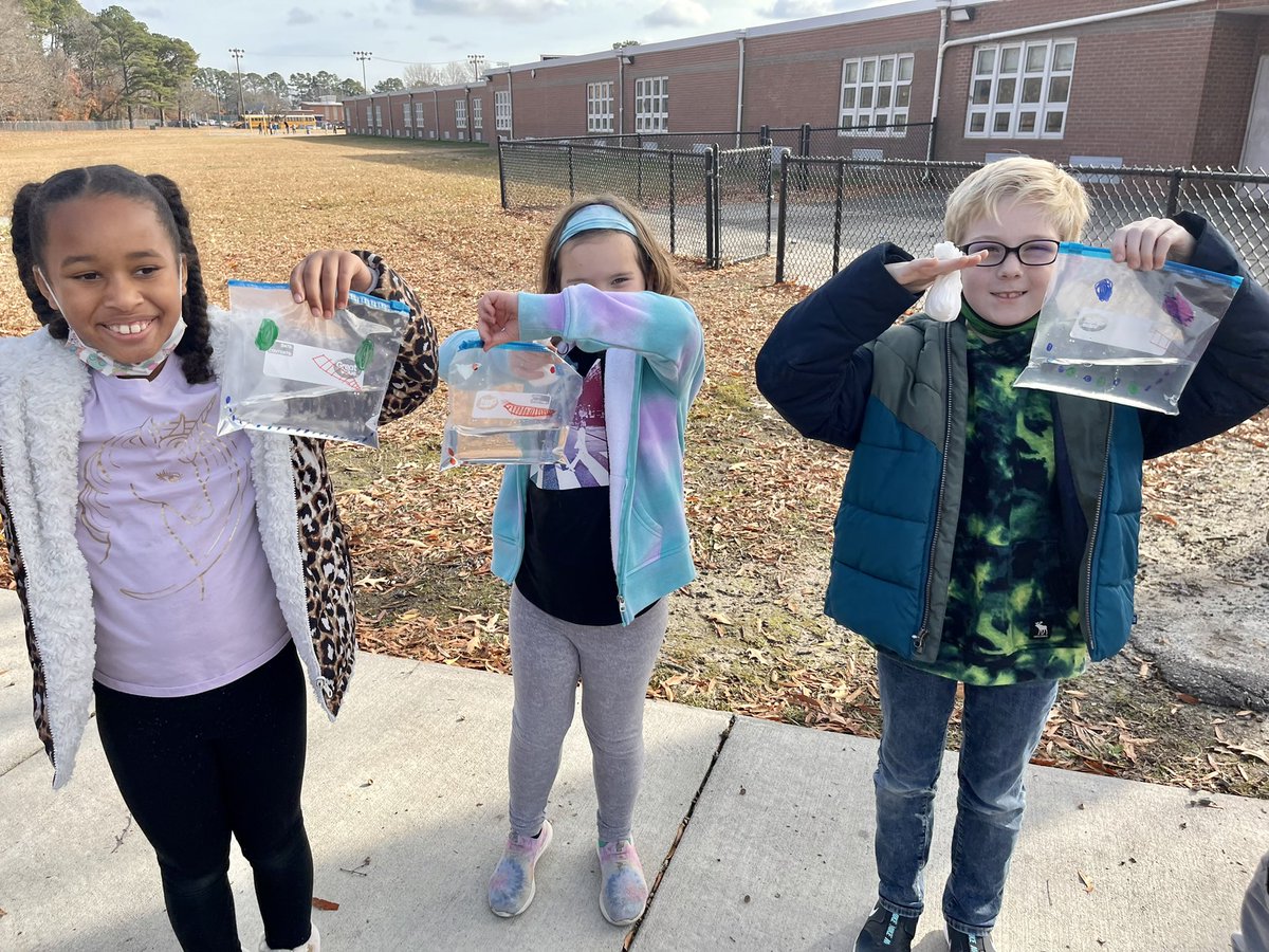 growgritgrace's tweet photo. ⛄️💥👩🏻🔬#MatterMonday 2nd annual intro to matter- exploding snowman inquiry launch!🤩1st time was last year via zoom #becausePandemic & while it was awesome from home, today it was hilarious in person! Ss shared squeals, notices & wonders, & our #KESamazing principal joined us!🎥👇🏻 https://t.co/Medwbogsxm