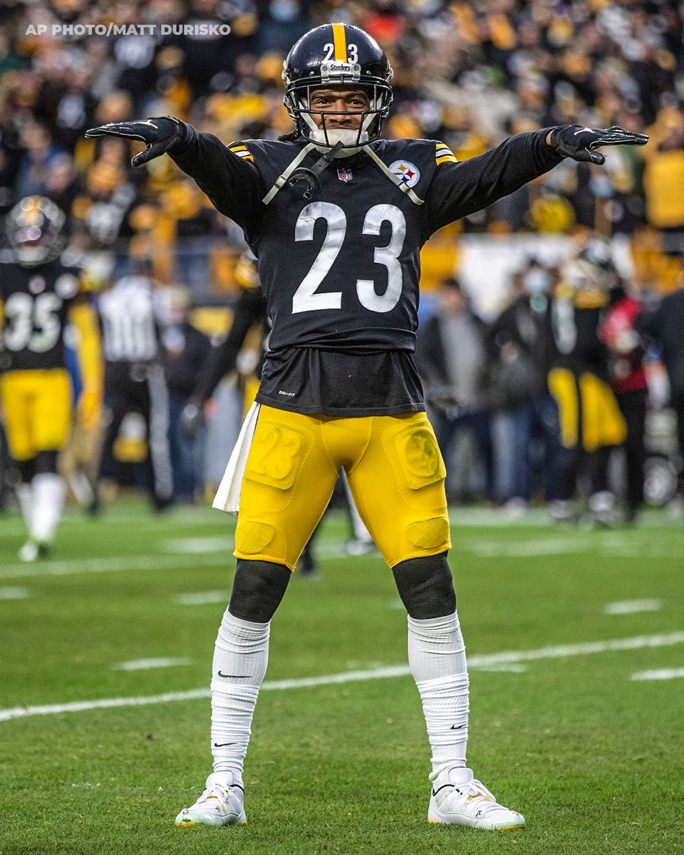 steelers's tweet photo. .@joehaden23 lifts weights https://t.co/wf3vuLXnpK
