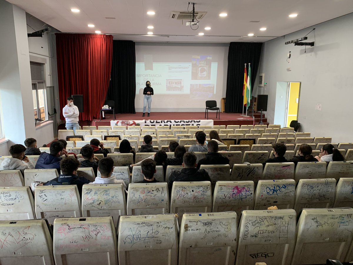 Alejandrotoorre's tweet photo. Siempre digo que yo nunca tuve la oportunidad de que alguien me contara cuando estaba en el instituto los peligros que acarreaba el juego. Educar, concienciar y sensibilizar a nuestros jóvenes. Advertidles que por culpa de una adicción pueden perder hasta la libertad. https://t.co/0Ha8MZjGbc