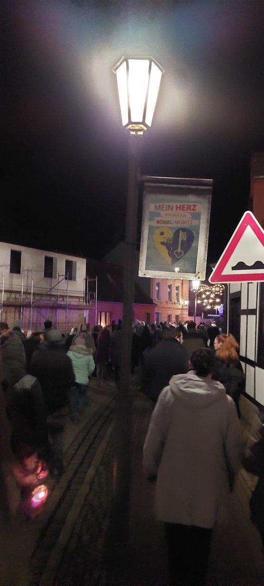 Eddie_1412's tweet photo. #le2012 #dd2012
Sagt mir frei nix.
#Röbel/#Müritz mehr als 300 Menschen https://t.co/sITiQzHpSk
