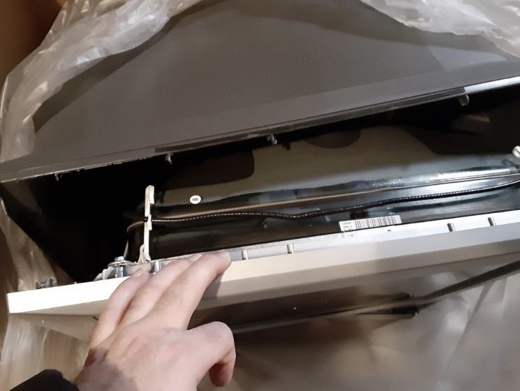 burtbotgames's tweet photo. @UPS somehow managed to obliterate my tank of a TV that was padded with THICK styrofoam on every edge and corner. #savethetubes https://t.co/CD4rsPFuhN