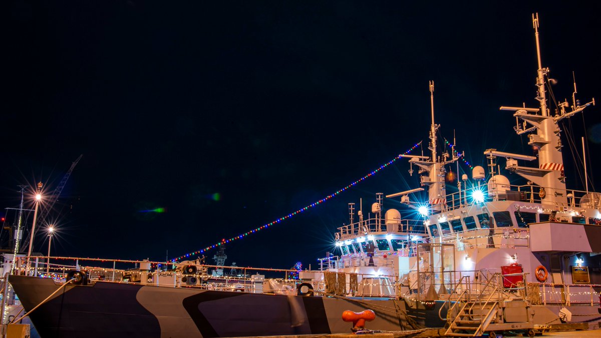 #TistheSeason. Our Canadian Fleet Atlantic Maritime Coastal Defence Vessels are decorated and lit for the holiday season.  #FestiveLighting 🎄#HMCSGooseBay #HMCSKingston #HMCSMoncton

📷 Mona Ghiz, MARLANT PA