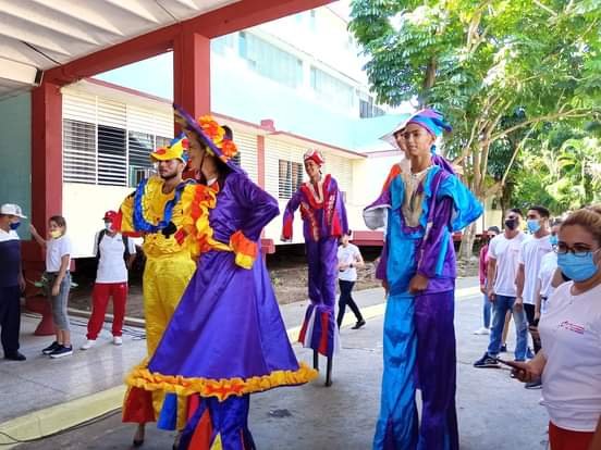 CubaPelaez's tweet photo. Así celebraron los universitarios de #Manzanillo🇨🇺 el cumpleaños #99FEU 
#CubaVive https://t.co/qOgbem6eyg