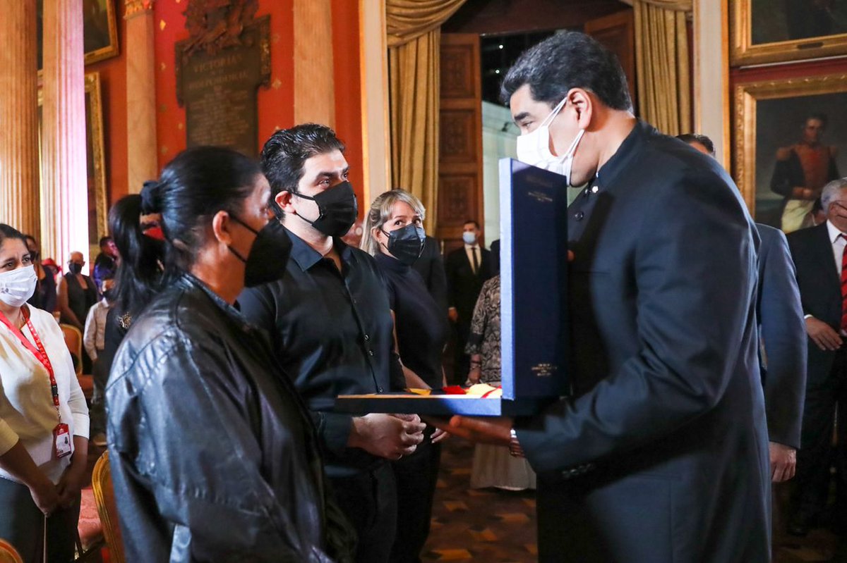 NicolasMaduro's tweet photo. Entregué la condecoración Orden Libertadores y Libertadoras de Venezuela Post Mortem a la familia de Earle Herrera. Nos queda la satisfacción de haberle dado nuestro amor, de haber aprendido y reconocer su obra en vida. Siempre humilde e irreverente, así lo recordaré. https://t.co/zHL3xFszJE