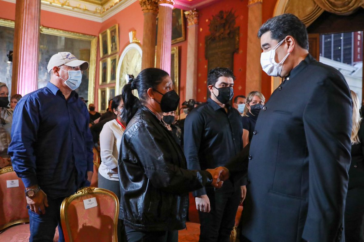 NicolasMaduro's tweet photo. Entregué la condecoración Orden Libertadores y Libertadoras de Venezuela Post Mortem a la familia de Earle Herrera. Nos queda la satisfacción de haberle dado nuestro amor, de haber aprendido y reconocer su obra en vida. Siempre humilde e irreverente, así lo recordaré. https://t.co/zHL3xFszJE