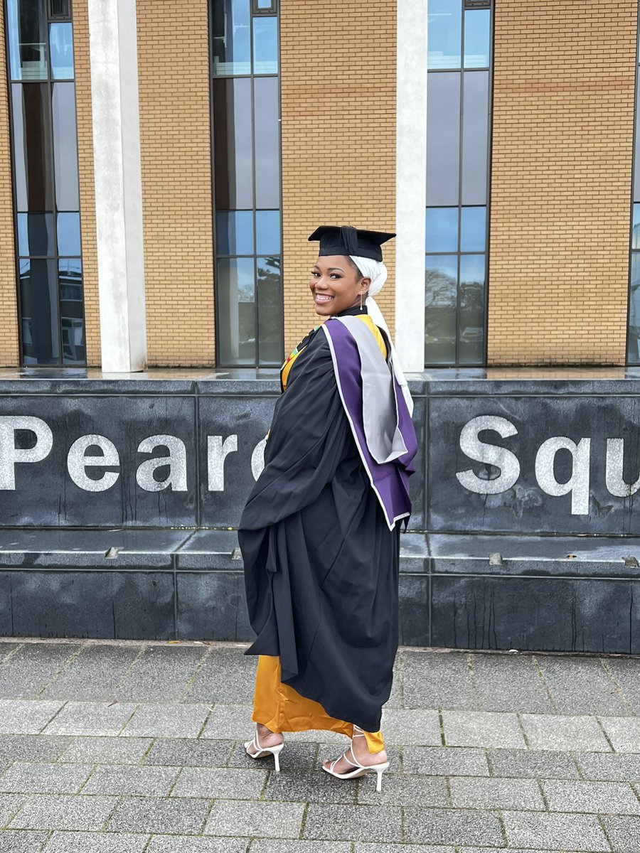 mubee_xx's tweet photo. Number 2 in the bag🎓💅. Alhamdulillah 🙏
#lborograd2k21 https://t.co/bmFmsxKGzQ