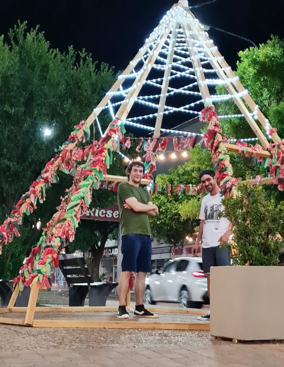 Alegalfre's tweet image. Estos son los diseñadores del Arbolito del centro, que se conozcan sus caras