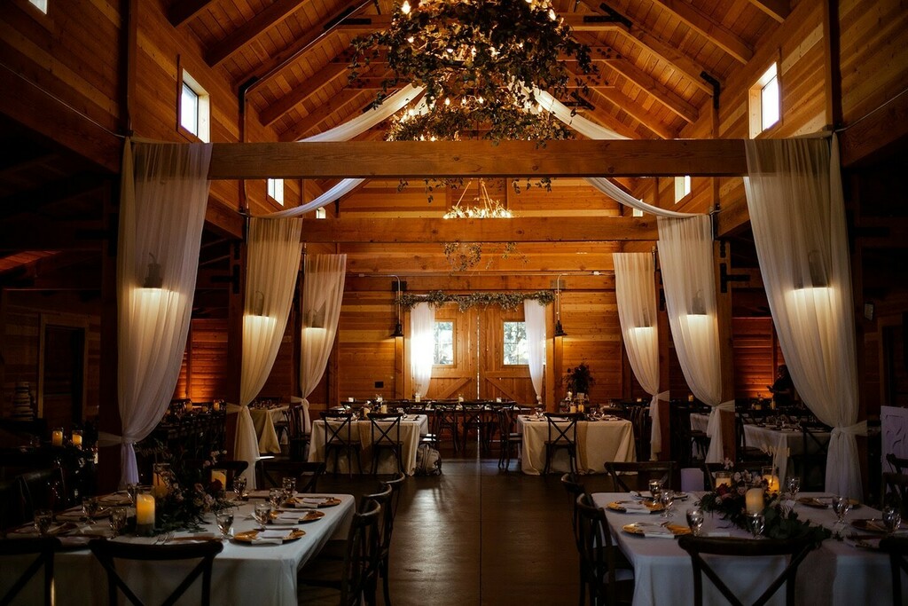 InTheDetailsWed's tweet photo. When your bride asks for a barn - you give her a barn! #WeUnderstoodTheAssignment 🙌
- 
Venue: @Serendipity_Weddings 
Florals: @FlowersByMaeMae 
Photo + Videography: @WeaverMedia 
Rentals: @BrightEventRentals 
Beauty: @MakeupByPaulinaB + @KyleeHudsonB… https://t.co/DOZUEd6edt https://t.co/eaPyPFpNtx