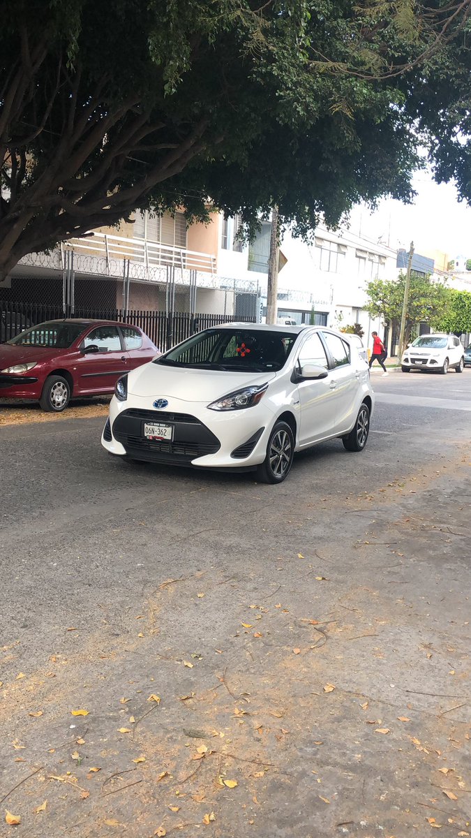 loreaot's tweet photo. @Trafico_ZMG coche estacionado a la mitad de la calle sin propietarios  sobre calle Hércules casi esquina Universo colonia Jardines del bosque https://t.co/Yqo4z3AOWF