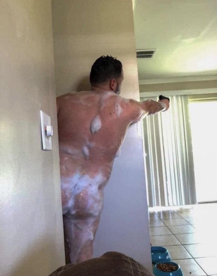 Jorduuh's tweet photo. me peeking out of showers with my classic https://t.co/jZasLUCHTj