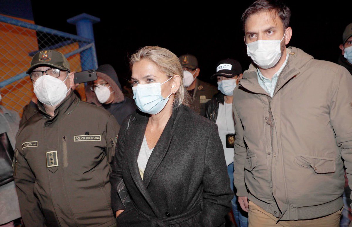 NayibBukeleDice's tweet photo. La ex Presidenta @JeanineAnez fue agredida y golpeada hace días  https://t.co/M0I5IyGtQd sigue el régimen de lucho y Evo Coca Morales torturando a esta luchadora.

Cobardes. Pagarán.....