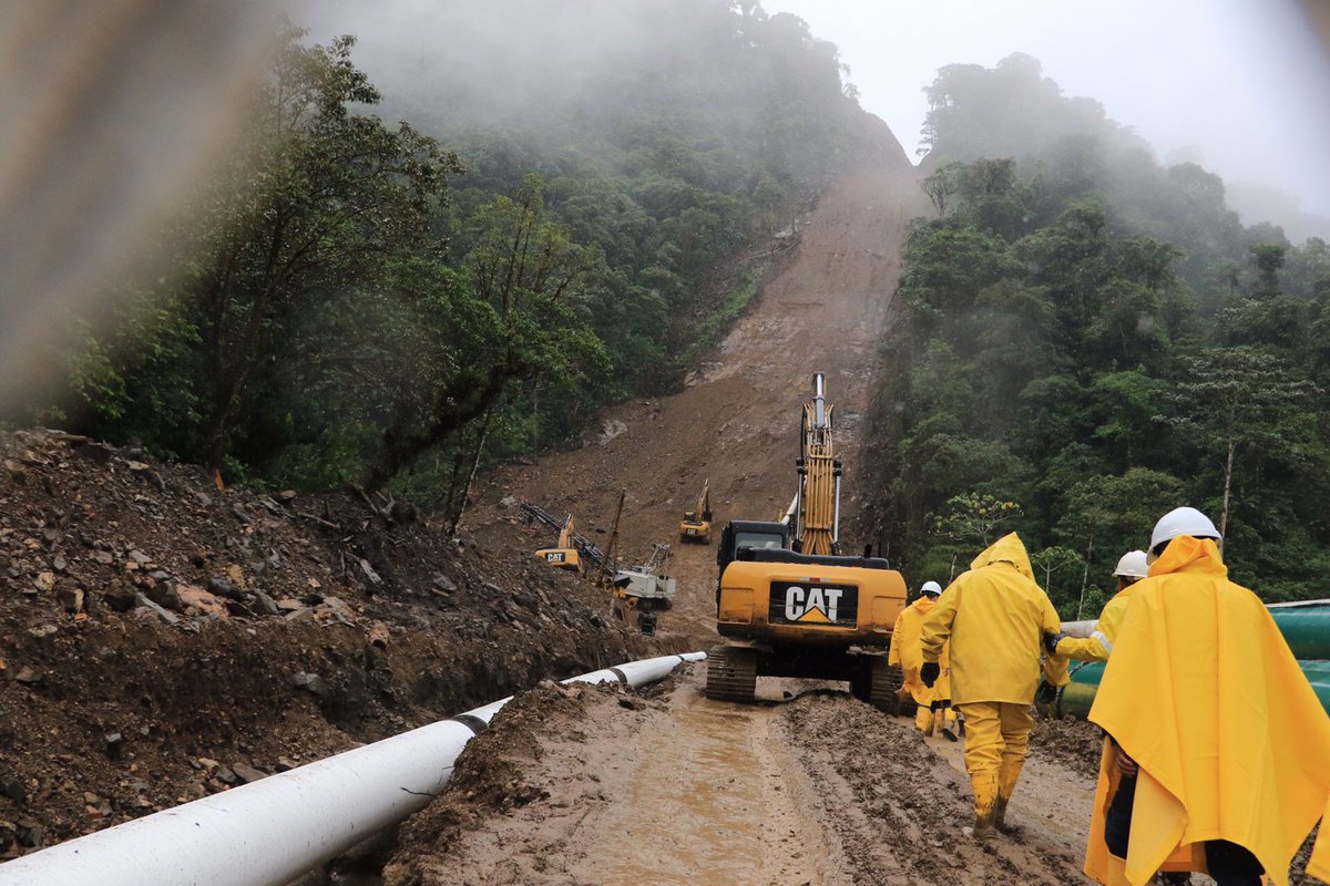 EPPetroecuador's tweet photo. También supervisó la maniobra de ascenso de la tubería de una extensión de 130 metros, un trabajo de ingeniería civil complejo, que permitirá empatar las tuberías para retomar operaciones. 
#JuntosLoLogramos https://t.co/ngVbZ0gly1
